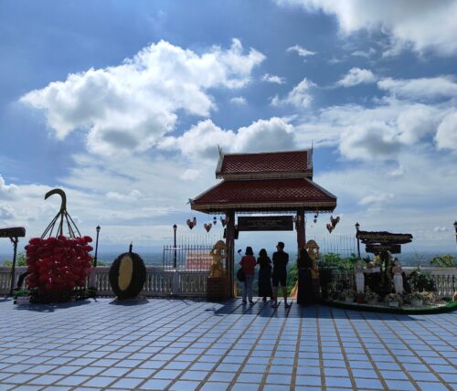 【タイ旅行記2024年夏③】チェンマイ郊外の秘境で絶景に感動。しかしポンコツバイクでは山道登りません(>_<)《チェンマイ》