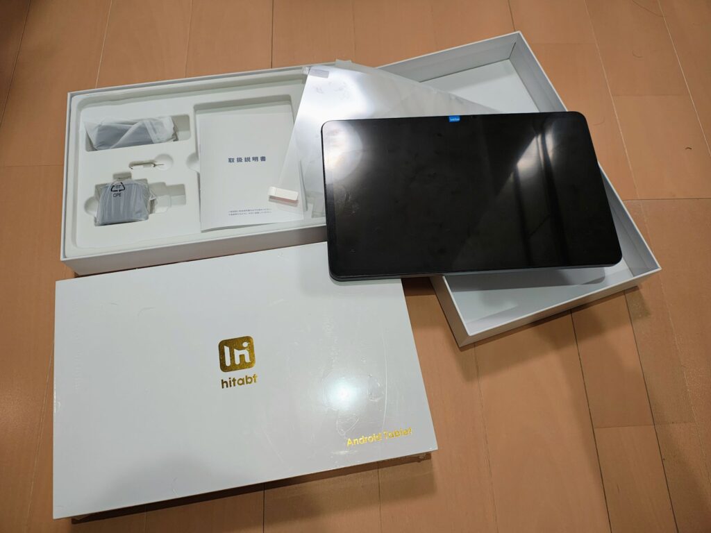 開封済みの1台と未開封の1台の合計2台の激安中華タブレット(Hitabt P30A)