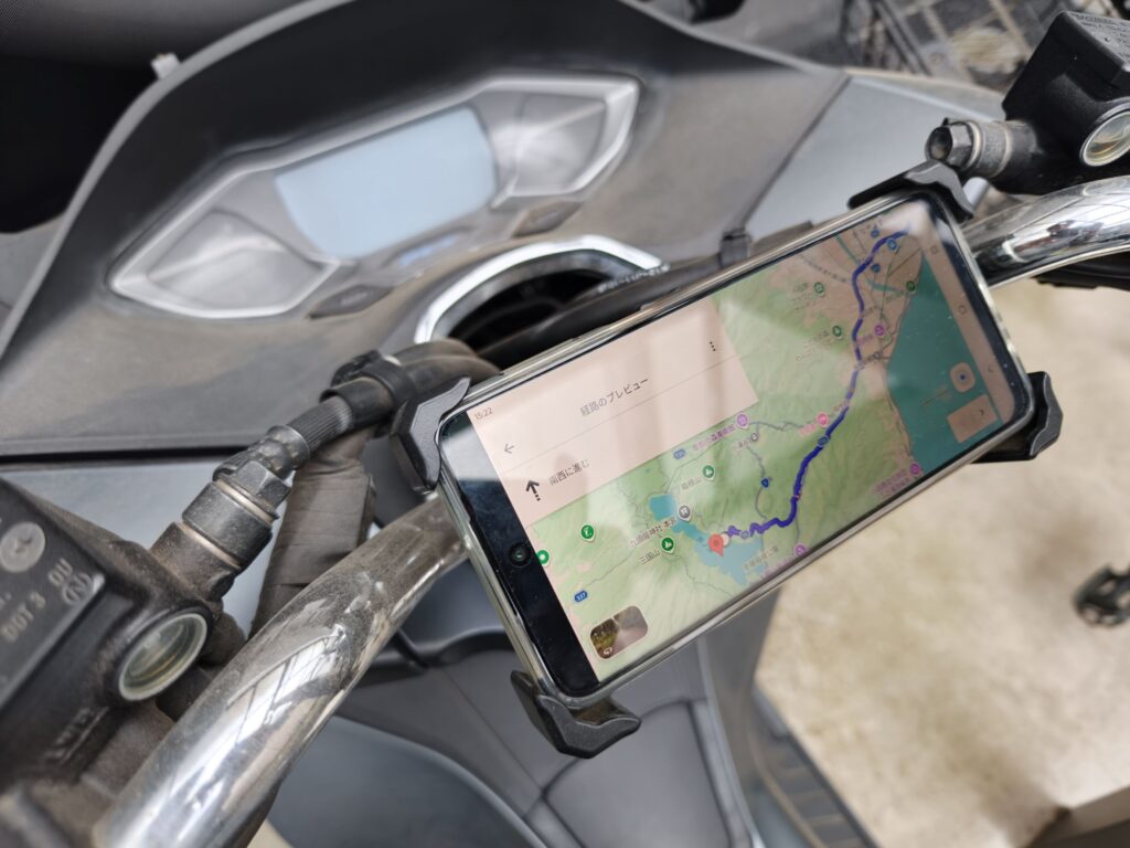 PCX160にカエディア(Kaedear)スマホホルダーとスマホを付けている様子