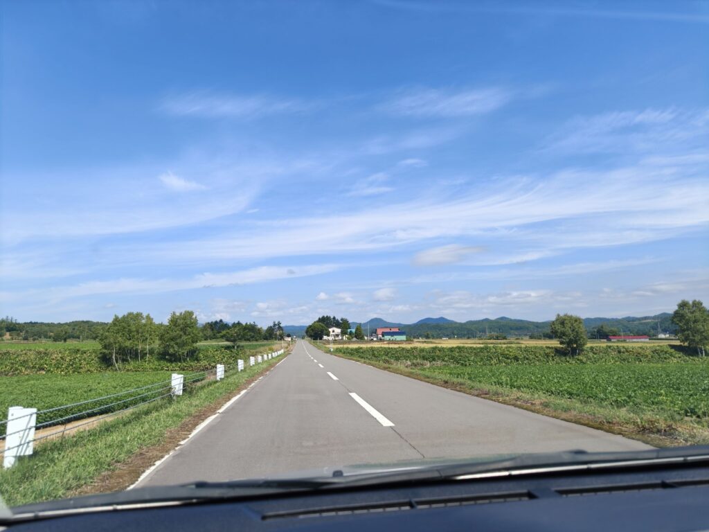 北海道旅行で1日200kmを移動する長距離ドライブ中の車窓からの景色