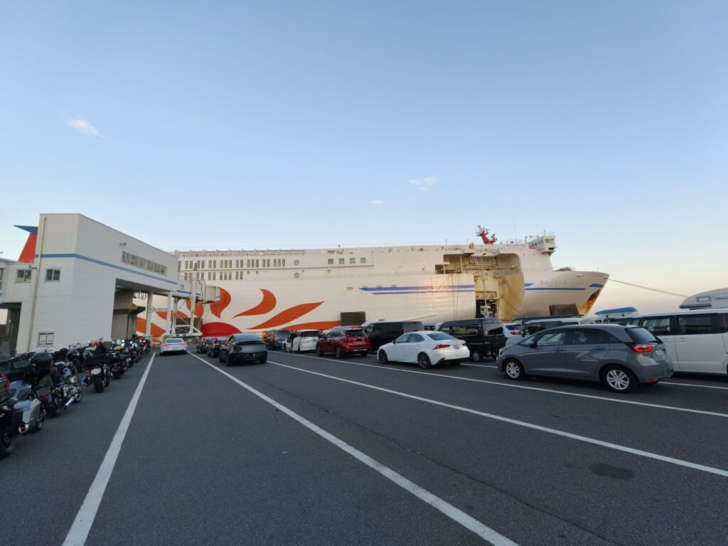 大洗から苫小牧へ向かうフェリーさんふらわあに乗船待機するマイカー