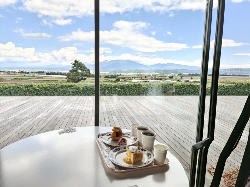 富良野のカンパーナ六花亭で絶景を見ながらコーヒーとデザートを楽しむのんびりとした時間