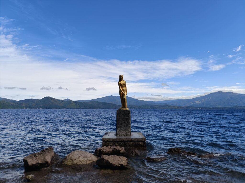 東北旅行で訪れた美しいコバルトブルーの田沢湖と黄金のたつこ像