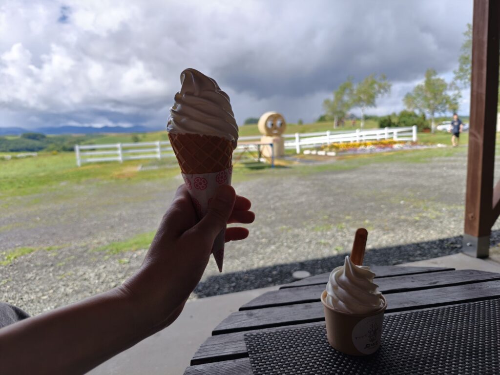 新栄の丘展望公園のベンチで絶景を眺めながら味わう絶品ソフトクリーム