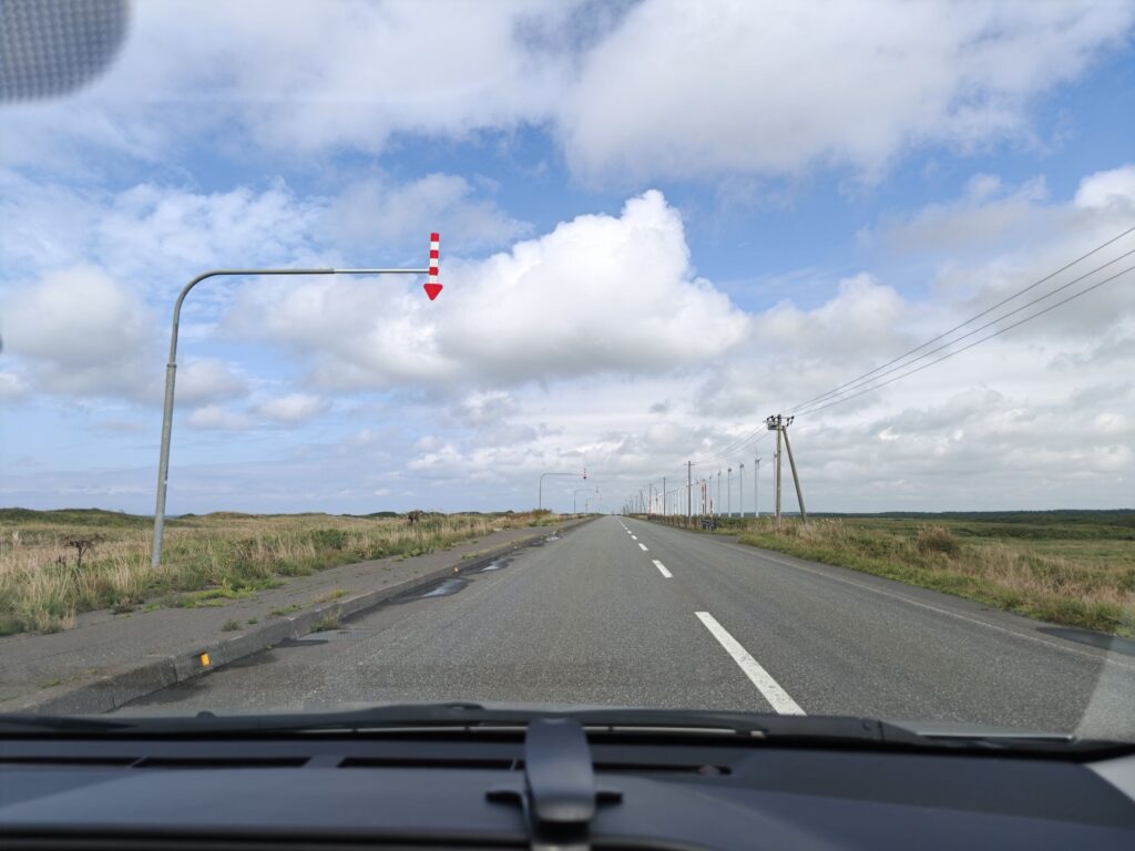 スピード違反の取り締まりや動物の飛び出しに注意したい北海道の真っ直ぐな一本道