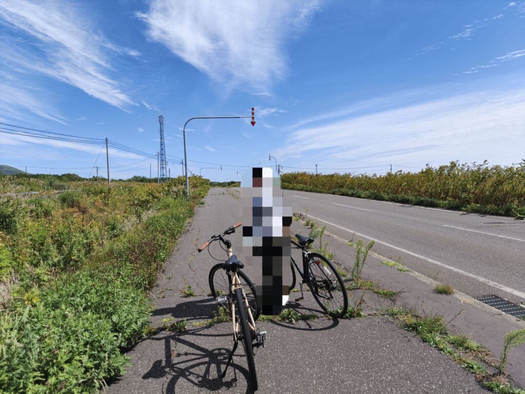 利尻島1周60kmの過酷なサイクリング途中でクロスバイクを止めて休憩する様子