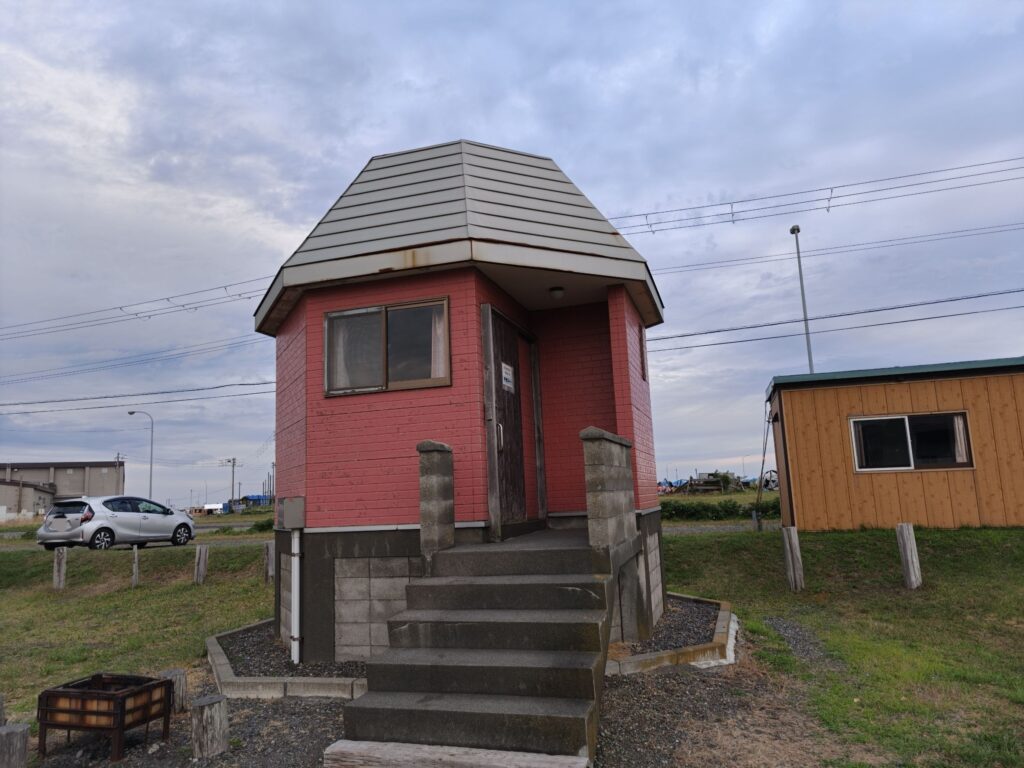 天塩町の鏡沼海浜公園キャンプ場で寝袋を持参して宿泊したバンガロー